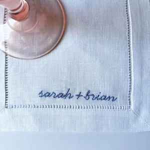 Ensemble de serviettes en lin brodées à la main avec motif personnalisé, sous-verres carrés personnalisés pour les mariages et les réunions de famille - Product Image 2