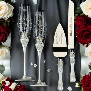 Copas de Champán Personalizadas Pintadas a Mano con Perlas, Cristales y Diamantes, Regalo de Boda o Aniversario para el Sr. y la Sra. - Product Image 2