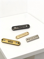 Logos métalliques en alliage de zinc découpés au laser, écologiques, autocollants et personnalisables, directement de l'usine, pour étiquettes de vêtements et sacs