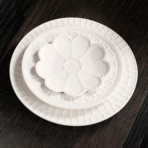 优雅压花设计白色陶瓷餐盘套装古典菜肴和婚礼餐盘套装