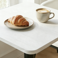 Mobilier de style simple pour pâtisserie et café, tables blanches sur mesure et tabourets rembourrés