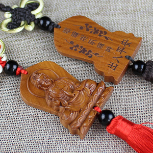 Colgante de madera de durazno con diseño de Guanyin, adorno para coche, versión roja y negra, regalo de lujo para coche, artesanía decorativa, hecho en China - Product Image 3
