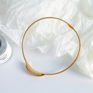 Collier de style rétro européen et américain en alliage de zinc couleur or, idéal pour les soirées, luxe léger, style de niche - Product Image 4