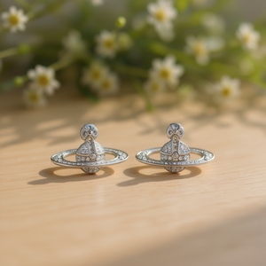 Orecchini a Perno Vivienne Westwood Saturn in Oro Bianco con Cristalli e Strass, Gioielli Unisex alla Moda - Product Image 2