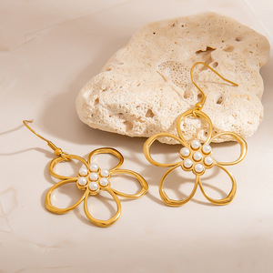 ต่างหูมุกทรงดอกไม้ดีไซน์โปร่งสำหรับใส่ทุกวัน - Product Image 4