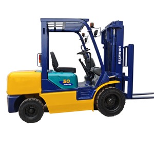 Montacargas Diésel Komatsu FD30 Usado de 3 Toneladas con Desplazador Lateral Hidráulico, Neumáticos Sólidos, Mástil de Dos Etapas, Dimensiones de Horquillas 1220x125x50 - Product Image 1