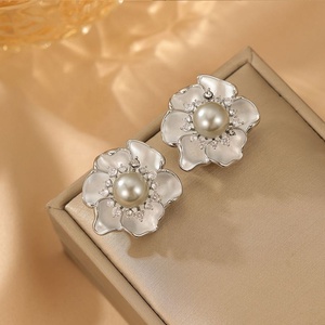 Boucles d'oreilles clous en argent gris perle, tempérament féminin, luxe léger, élégant, tendance, géométrique, rétro, design haut de gamme, cadeau - Product Image 4