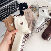 Chaussettes de yoga mi-mollet antidérapantes, style doux et minimaliste, couleur unie, bordure en bois, volantées, broderie cœur, collection Printemps