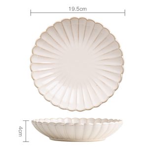 Élégante assiette en céramique blanche avec un mince contour noir pour un repas élégant - Product Image 6