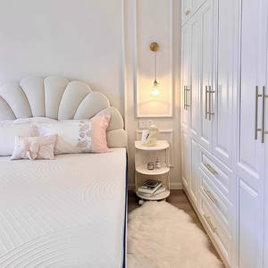 Petal Princess 1M Modern Simple Soft Bag Estilo crema Dormitorio de lujo con tecnología de madera maciza ligera Cama de tela para 8 mujeres - Product Image 4