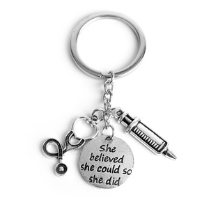 Porte-clés Infirmière Médecin « Elle Croyait <span class=keywords><strong>Qu</strong></span>'elle Peut, <span class=keywords><strong>Donc</strong></span> Elle L'a <span class=keywords><strong>Fait</strong></span> » – Bijou Inspirant avec Injecteur et Stéthoscope – Cadeau Idéal - Product Image 1