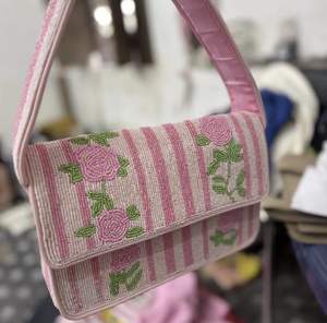 Sac à main de créateur contemporain pour femme en cuir véritable, avec bandoulière chaîne, portable pour le shopping et l'usage quotidien - Product Image 5