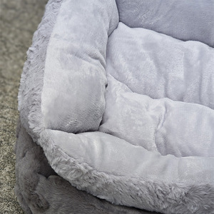 เตียงสัตว์เลี้ยงแบบกลับด้านได้ Ava Comfy Cuddler รูปทรงสี่เหลี่ยมผืนผ้า สีเงินเทา สีเทาเข้ม ขนสัตว์เทียม - Product Image 4