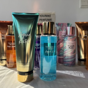 Juego <span class=keywords><strong>de</strong></span> Loción y Bruma Corporal <span class=keywords><strong>Victoria</strong></span>'s <span class=keywords><strong>Secret</strong></span> Velnet Petels Original al por Mayor, 250 ml <span class=keywords><strong>de</strong></span> Bruma Corporal y 236 ml <span class=keywords><strong>de</strong></span> Crema <span class=keywords><strong>de</strong></span> Loción Corporal para Mujer - Product Image 2