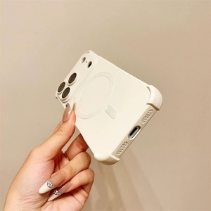 Funda Magnética Mate de TPU con Protección en las Cuatro Esquinas para iPhone 16 Pro Max, con Protector de Lente de Cámara - Product Image 4