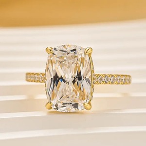 Anillo de Compromiso y Boda de Plata de Ley 925 con Moissanita de 5.5 Quilates, Corte Cojín Brillante, Halo Oculto y Diseño Elegante para Mujer, Color Amarillo - Product Image 3