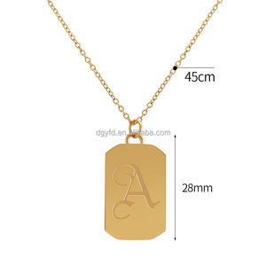 Collier à <span class=keywords><strong>lettres</strong></span> gravables en acier inoxydable PVD or 18 carats pour femmes et hommes Colliers à pendentifs rectangulaires personnalisés gravés et personnalisés - Product Image 5