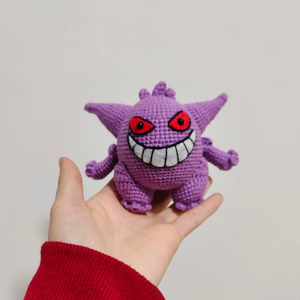 Vente directe usine – Pendentifs porte-clés Pokémon Gengar faits main au crochet, ornements en peluche personnalisés, résistants au boulochage et à la décoloration - Product Image 1
