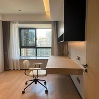 Bureau informatique minimaliste en placage pour espace nordique, avec peinture écologique et noyau anti-humidité