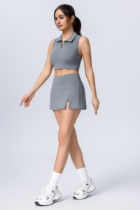 Comodo completo sportivo con colletto polo, piccolo scollo a risvolto, delicato design a V e gonna in stile tennis. - Product Image 4