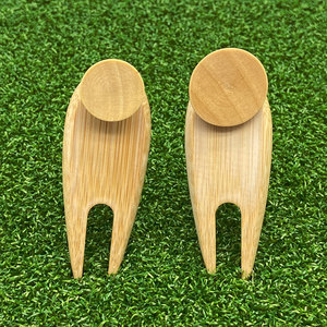 Fourche de réparation de divots de golf en bambou couleur bois naturel, marqueur de balle et outil de réparation de divots pour putting green - Product Image 1