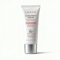Sérum éclaircissant personnalisé SPF 50+ résistant à l'eau, hydratant et protecteur UV pour le visage des peaux sensibles