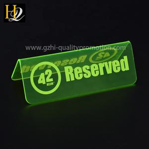 علامة طاولة محجوزة من الاكريليك الأخضر الفلورسنت على شكل حرف V على الموضة من المورد في قوانغتشو مع نقش الشعار - Product Image 2