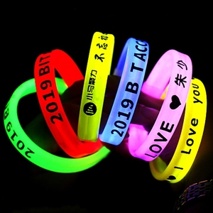 Tùy Chỉnh Quảng Cáo Điền Tiêm Mực Silicone Ban Nhạc Cổ Tay Cao Su Vòng Đeo Tay Sáng Biểu Tượng Tùy Chỉnh Phát Sáng Trong Bóng Tối Silicone Dây Đeo Cổ Tay - Product Image 3