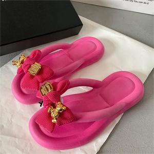 Tendance mode féminine : tongs avec pendentif ours en peluche, nouveau design, semelle souple, confortable, avec nœud décoratif - Product Image 2