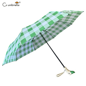 YS-3083 Paraguas <span class=keywords><strong>Plegable</strong></span> con Forma de Pato, Mango de Madera, Tela Pongee a Cuadros, Resistente al Viento, Apertura Manual, 3 Pliegues, Suministro de Fábrica - Product Image 2