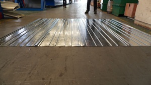 Machine de profilage à froid pour panneaux de base de dalles de plancher en treillis, machine de fabrication de plaques inférieures de pont en treillis galvanisé, directement de l'usine - Product Image 6