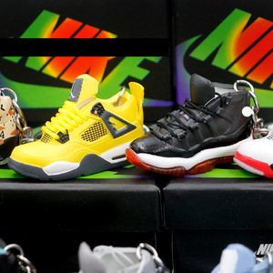 พวงกุญแจรองเท้าบาสเก็ตบอลจำลอง Aj2-12 ของตกแต่งกระเป๋าและเครื่องประดับแขวน  ขั้นต่ำในการสั่งซื้อน้อย - Product Image 2