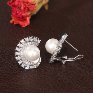 Orecchini di perle Koilan in oro bianco con diamanti taglio principessa, stile classico da donna per matrimonio - Product Image 5