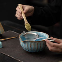 Grand ensemble de thé matcha en huit pièces, style Japandi, en céramique, avec accessoires pour la préparation du thé, bol mousseur et fouet.