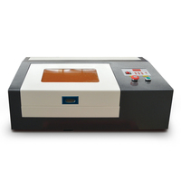 Petite Machine de Fabrication de Tampons en Caoutchouc de Bureau Économique / Graveuse Découpeuse Laser pour Tampons 40/50W 3020/4040 avec Contrôleur Ruida Hors Ligne/M2