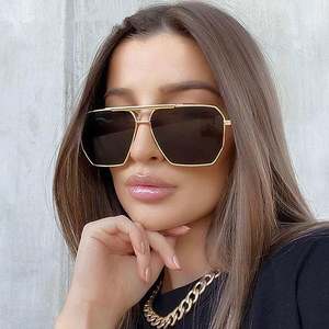 Lunettes de soleil polarisées carrées pour hommes et femmes, style pilote à double pont, avec logo personnalisé, idéales pour la conduite - Product Image 3