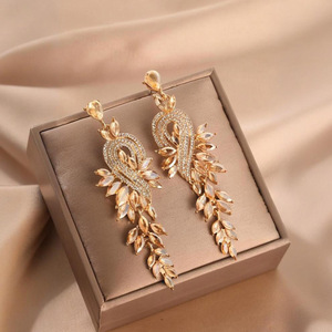 Boucles d'oreilles pendantes en forme de feuilles, design goutte d'eau, or, cristal noir, bijoux de fête, 8,3 cm, poids 18 g - Product Image 3