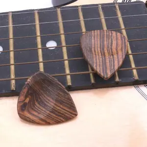 Palhetas de guitarra personalizadas com logotipo gravado em madeira com sensação suave à mão no atacado