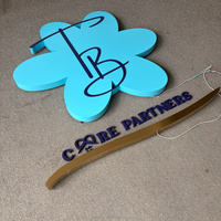 Enseigne personnalisée en métal noir 3D rétroéclairée pour salon de coiffure et institut de beauté, lettres LED avec halo lumineux et fond en acrylique