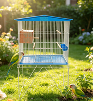 Cage à oiseaux en forme de maison avec toit bleu, nichoir en bois, support trépied en métal, plusieurs perchoirs en bois et mangeoires