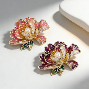 Broche de Flor de Peonía de Lujo al por Mayor, Chapado en Oro Real, de Alta Calidad, con Esmalte y Perlas Simuladas de Cristal CZ - Product Image 4