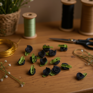 Fiore decorativo in tessuto Ilan da 14 mm nero con foglie verdi per artigianato e decorazioni - Product Image 3