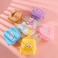 Porte-clés mini sac à dos en peluche douce fait main avec motif de dessin animé ludique, cadeau idéal pour les fêtes d'anniversaire des filles