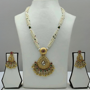 Conjunto de Collar de Perlas Tradicionales de Varias Hebras con Colgante de Filigrana de Oro Antiguo y Pendientes Jhumka a Juego, Joyería Nupcial - Product Image 4