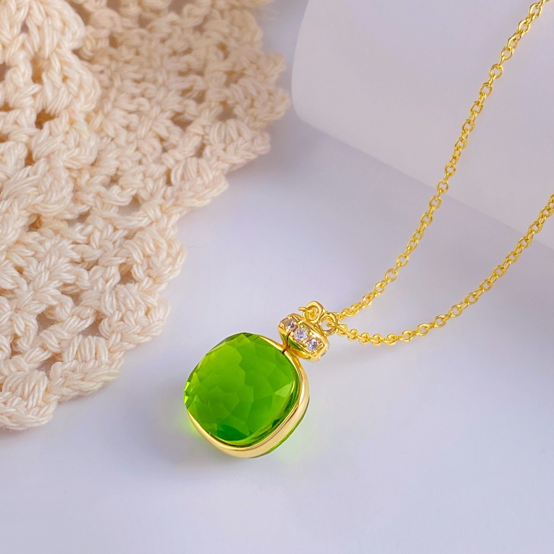 Necklace/golden grass green (weighs 7.5 grams)