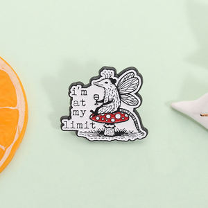 蝴蝶翅膀的负鼠坐在蘑菇珐琅别针上我在我的极限有趣的胸针翻领徽章珠宝批发 - Product Image 2