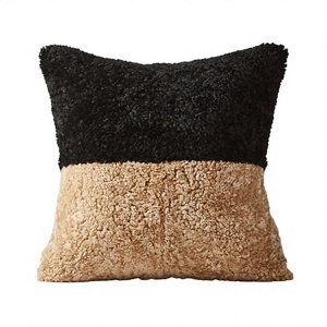 Coussin décoratif carré en fausse fourrure, noir et beige, design minimaliste, surpiqué, lavable, pour l'ameublement de la maison - Product Image 1