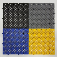 Dalles de sol en plastique PP personnalisées pour garage, avec design modulaire antidérapant à emboîtement, pour l'aménagement des sols de laveries automobiles