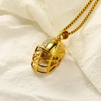 Pendentif Casque de Football Iced Out en Acier Inoxydable Plaqué Or avec Chaîne Boîte de 60 cm – Collier Tendance Hip Hop