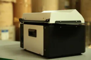 เครื่องหั่นสำหรับเป็นมิตรกับสิ่งแวดล้อมรีไซเคิลเบาะทำแผ่นตัดกระดาษแข็งกระดาษลูกฟูกเครื่องขยาย